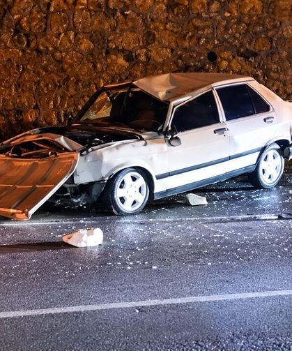 Duvara çarpan otomobilde 2 yaralı