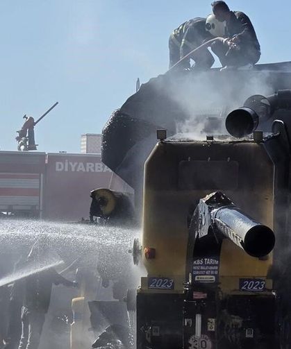 Diyarbakır’da biçerdöver yandı