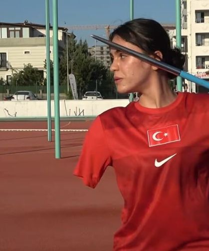 Depremde sağ kolunu ve ailesini kaybetti, azmiyle Türkiye Şampiyonu oldu