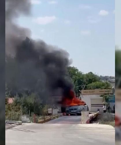 Diyarbakır’da seyir halindeki araç alev aldı