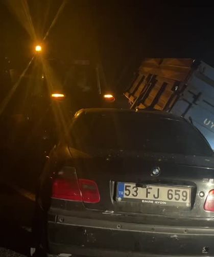 Arpa yüklü römorka çarpan otomobildeki 3 ağır yaralı