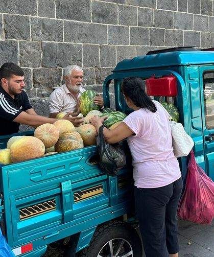 Diyarbakır’da hibrit kamyonetiyle dolaşarak geçimini sağlıyor