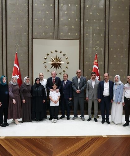 Erdoğan, okul saldırısında hayatını kaybeden öğrencilerin aileleriyle görüştü