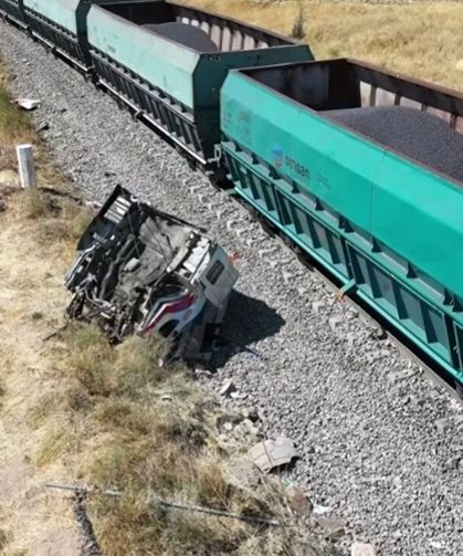 Yük treni kamyona çarptı: 1 yaralı