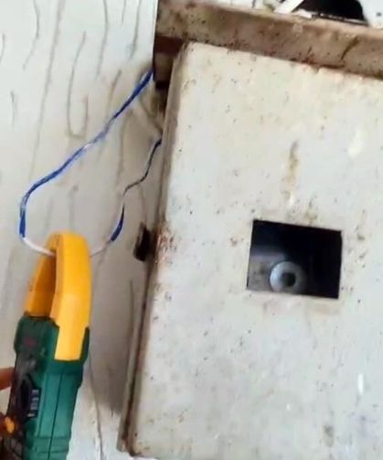 Denetim ekibinin yanında elektriği kaçaktan çıkardı
