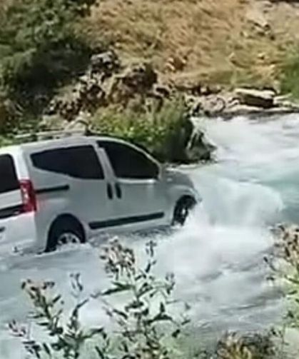 El freni çekilmeyen kamyonet Çay’a uçtu