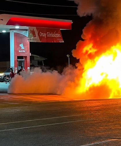 Yüksekova’da otomobil alev aldı: Baba ve iki oğlu yaralandı
