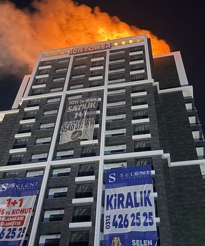 Binanın çatısında yangın: İtfaiyenin müdahalesi sürüyor