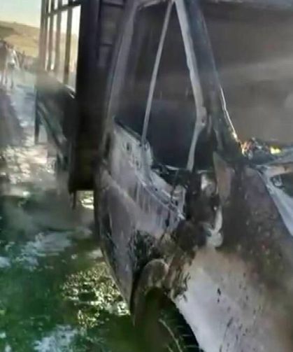 Diyarbakır'da seyir halindeki kamyonet küle döndü
