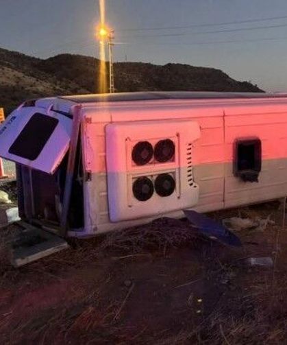 Servis ile otomobil çarpıştı: 14 yaralı