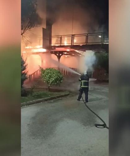 Seyhan Nehri üzerindeki asma köprü yandı
