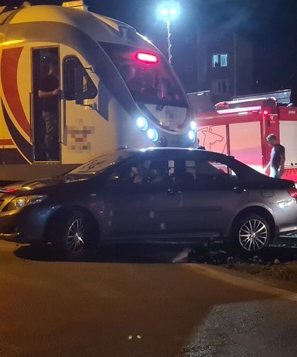 Yolcu treni otomobille çarpıştı: 5 yaralı