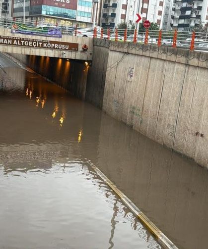 Diyarbakır'da yağışlar ile alt geçit tıkandı, trafik felç oldu