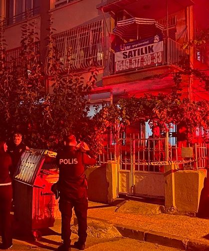 3 katlı binanın zemininde çökme: 40 kişi tahliye edildi
