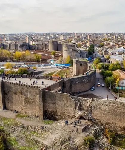 Diyarbakır'da Belediyeyi ‘tehdit afişleri’ asıldı