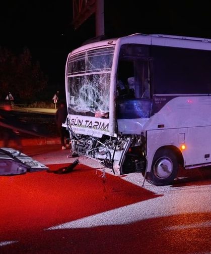 Tarım işçilerini midibüsü ile tır çarpıştı: 17 yaralı