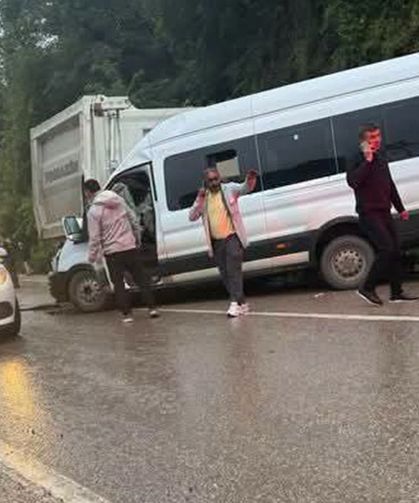 Kamyonla minibüs çarpıştı: 1 can kaybı, 23 yaralı