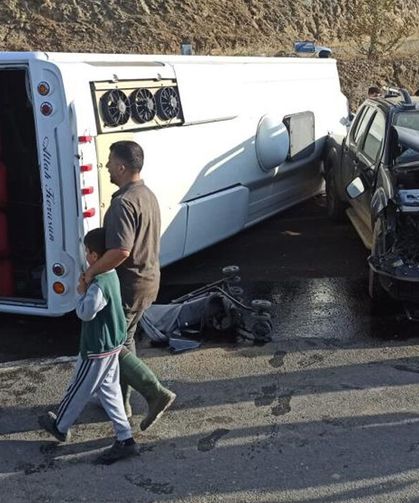Bingöl'de minibüs ile pikap çarpıştı: 12 kişi yaralandı