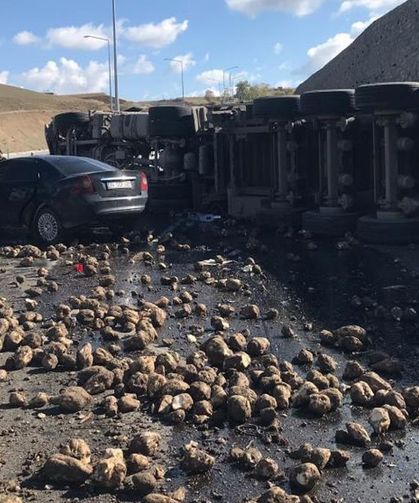 Ağrı'da tır ile otomobil çarpıştı: 4 kişi öldü