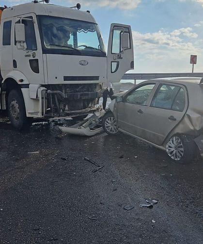 Adıyaman'ın Gölbaşı ilçesinde 4 aracın karıştığı zincirleme trafik kazasında 6 kişi yaralandı.