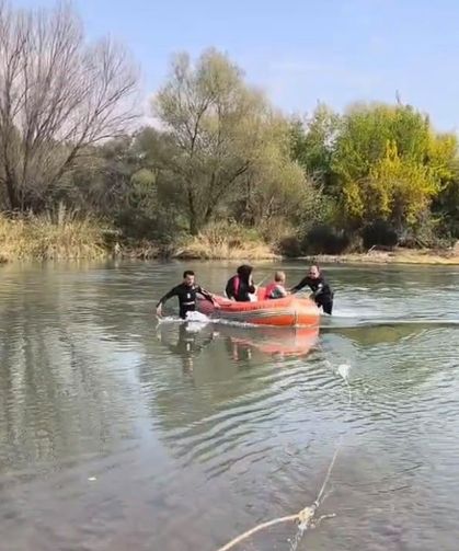 Piknik yaparken mahsur kalan 2 kişiyi itfaiye kurtardı
