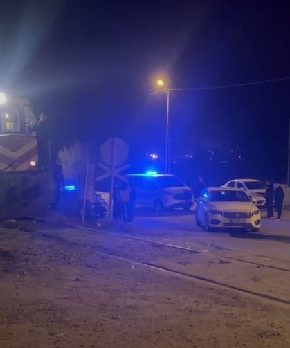 Yük treni otomobile çarptı