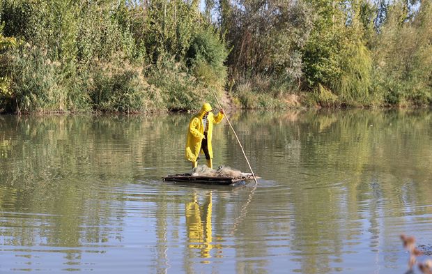 Diyarbakır Dicle Nehri'nde "kelek" üzerinde balık avcılığı