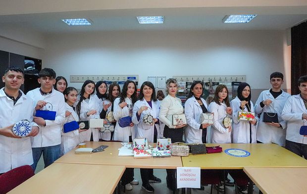 Diyarbakır'da eskiyen çeyizlik ürünler, çantaya dönüştürülüyor