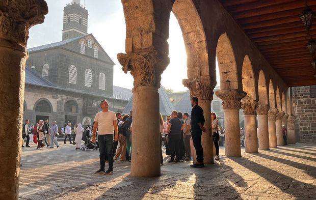 Diyarbakır’daki Tarihi Ulu Cami Ziyaretçi Akınına Uğruyor