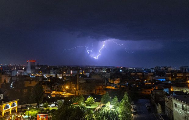 Şanlıurfa’da şimşeklerin dansı