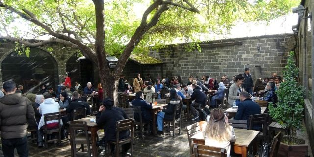 Diyarbakır’ın 'İstiklal Caddesi'ne yoğun ilgi