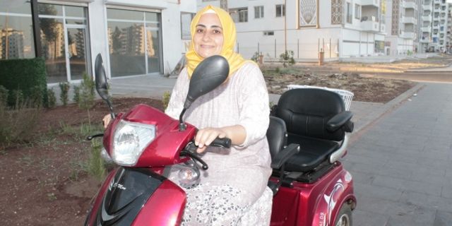 Siparişleri motosikletle dağıtıyor