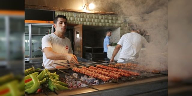 VİDEO- 100 derece sıcaklıktaki zorlu mesaisi
