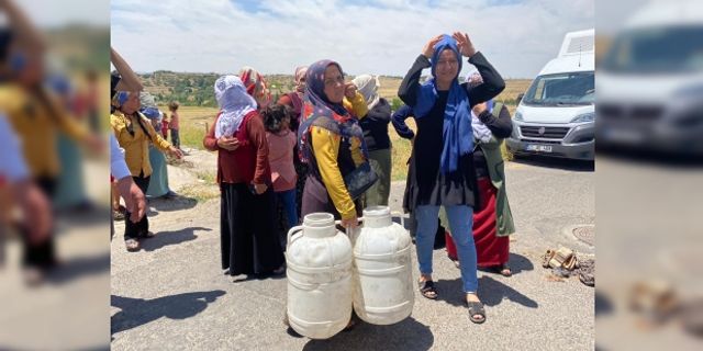 Diyarbakır'da vatandaşlar su kesintisine karşı yol kapama eylemi yaptı (VİDEO)