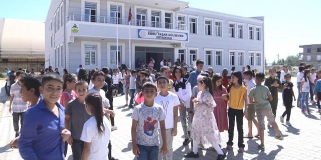 Ebru Yaşar Gülseven Ortaokulu'nda 407 öğrenci ders başı yaptı (VİDEO)