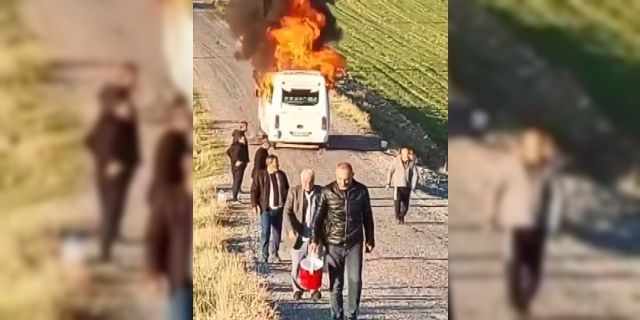 Alev alev yanan minibüsten yolcular kendilerini dışarı attı