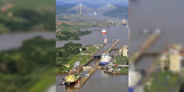 Okyanusları birbirine bağlayan  Panama Kanalı’nda yangın