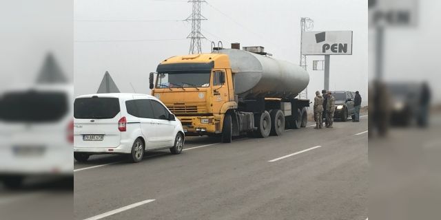 Ticari araç yakıt tankerine arkadan çarptı