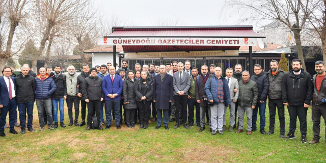 Diyarbakır Valisi Su, gazetecilerle bir araya geldi