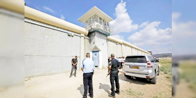 İsrail hapishanelerinde en uzun  süre kalan Filistinli tahliye edildi