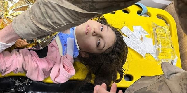 Adıyaman'da depremden 160 saat sonra bir çocuğu enkazdan kurtardı