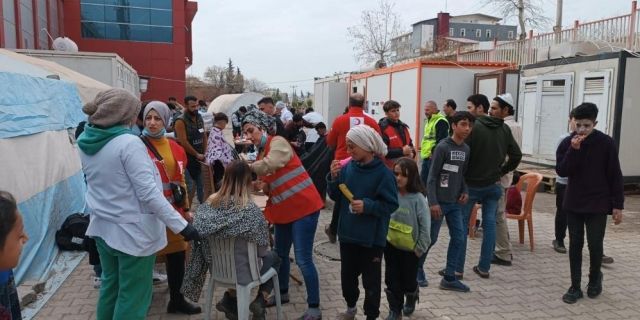 Diyarbakırlı kuaförler, Maraş’ta depremzedelerin bakımını yaptı