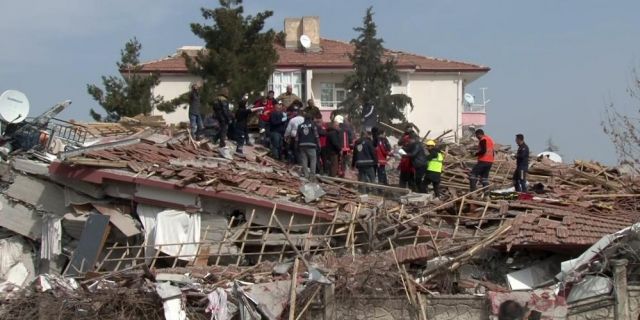 Malatya'da 5.6 büyüklüğünde deprem! Ağır hasarlı bina yıkıldı