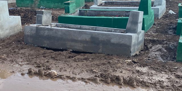 Yağmur sonrası depremzedelerin mezarları çöktü