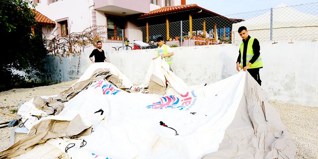 Deprem bölgesinde ev ev gezerek çadır kuruyor