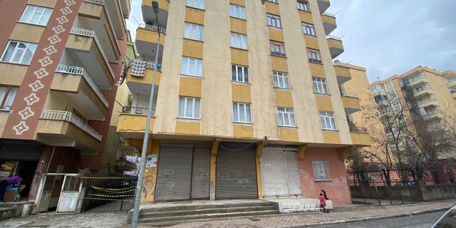 Diyarbakır’da sel nedeni ile bir binanın duvarları çöktü