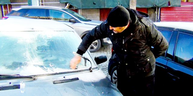Kars’ta soğuktan araçların camları dondu