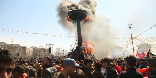 Diyarbakır’da Newroz ateşi yakıldı