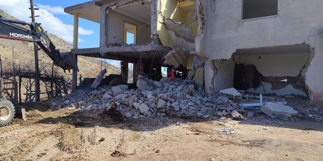 Hani’de ağır hasarlı evler birer birer yıkılıyor
