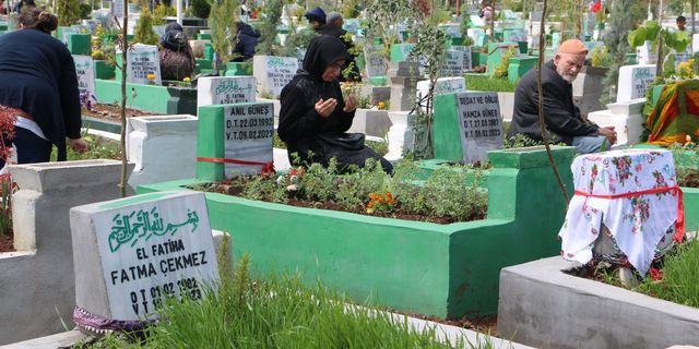 Depremde hayatını kaybedenler arife günü ziyaret edildi